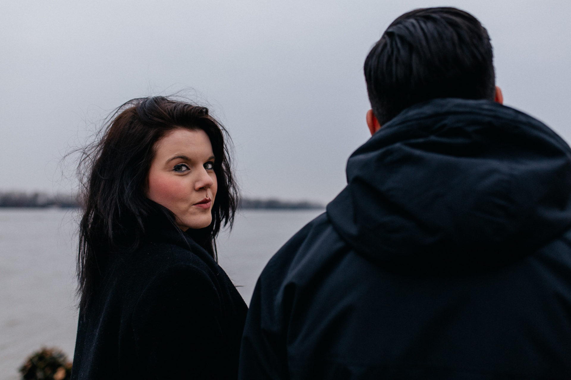 wedding photographer hamburg-couple portrait elbe beach-emotional photo-real kiss-cool engagement session