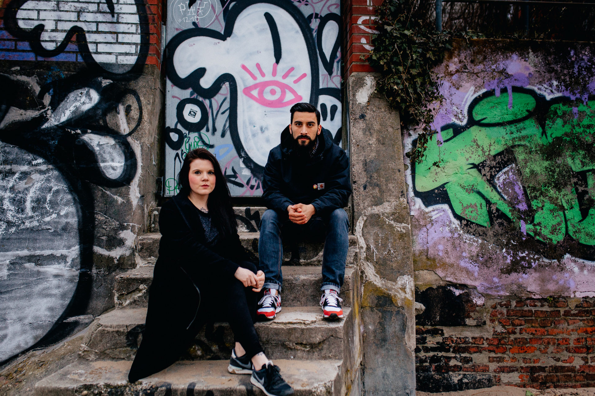 wedding photographer hamburg-couple portrait elbe beach-emotional photo-real kiss-cool engagement session