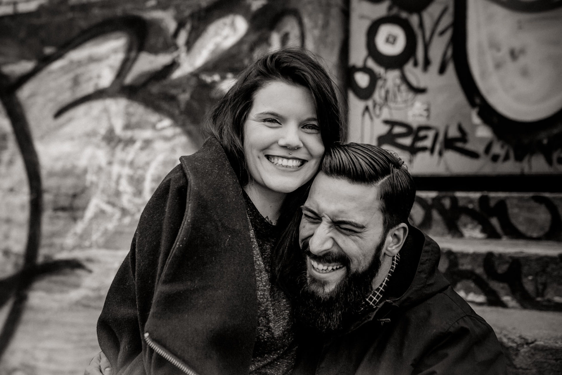 hamburg wedding photographer-emotional engagement session- tattooed couple-artistic portrait-Elbstrand