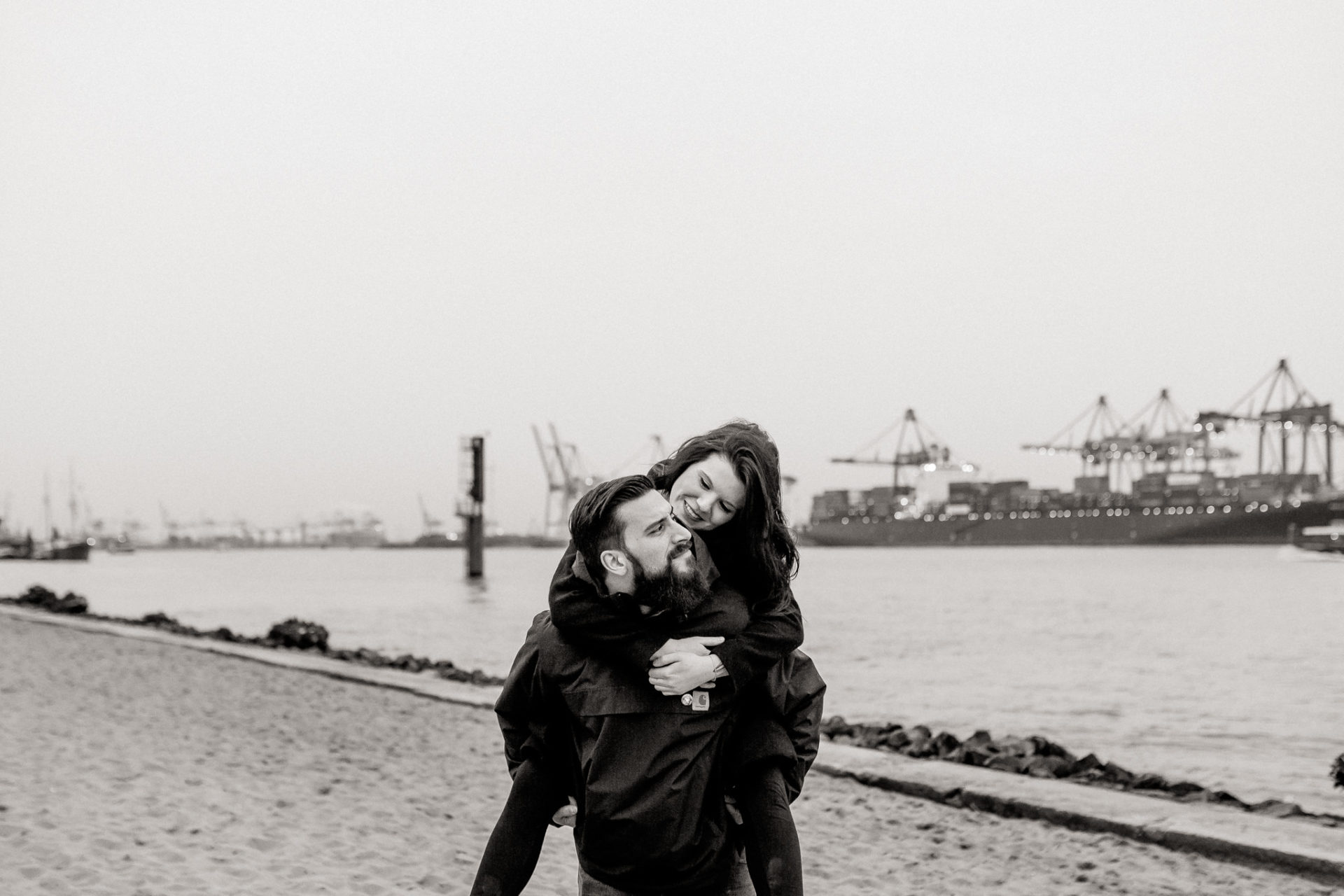 hamburg wedding photographer-emotional engagement session- tattooed couple-artistic portrait-Elbstrand
