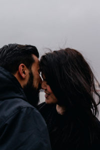 Hochzeitsfotograf Hamburg-Elbstrand Verlobungs-fotos- Paarshooting HH-Strandperle-hamburger Hafen-Pärchen tattoo gepierct-bart