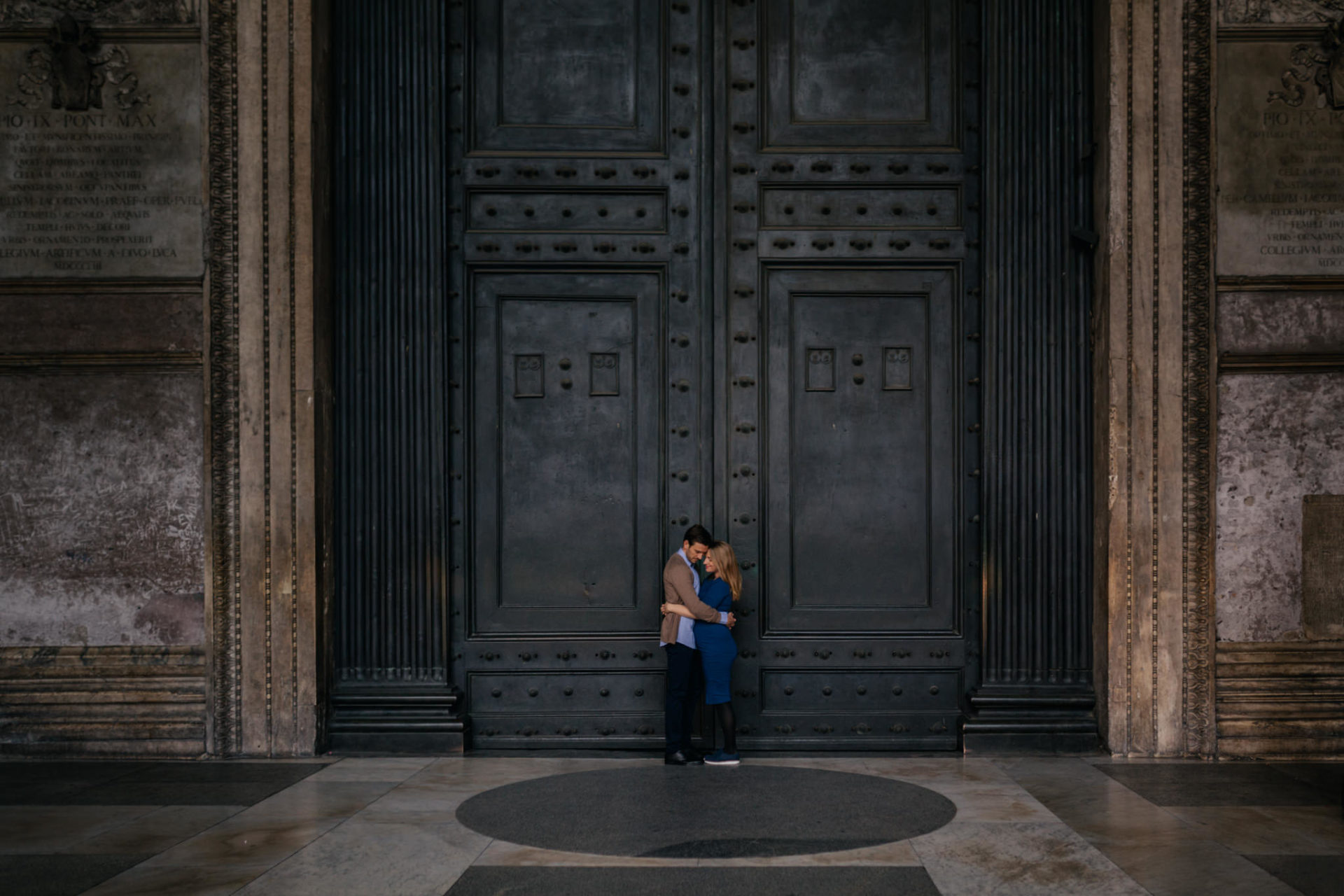 engagement shoot rome- couple photos-city trip-maternity photos-wedding photographer italy-intimate portraits-pantheon empty morning