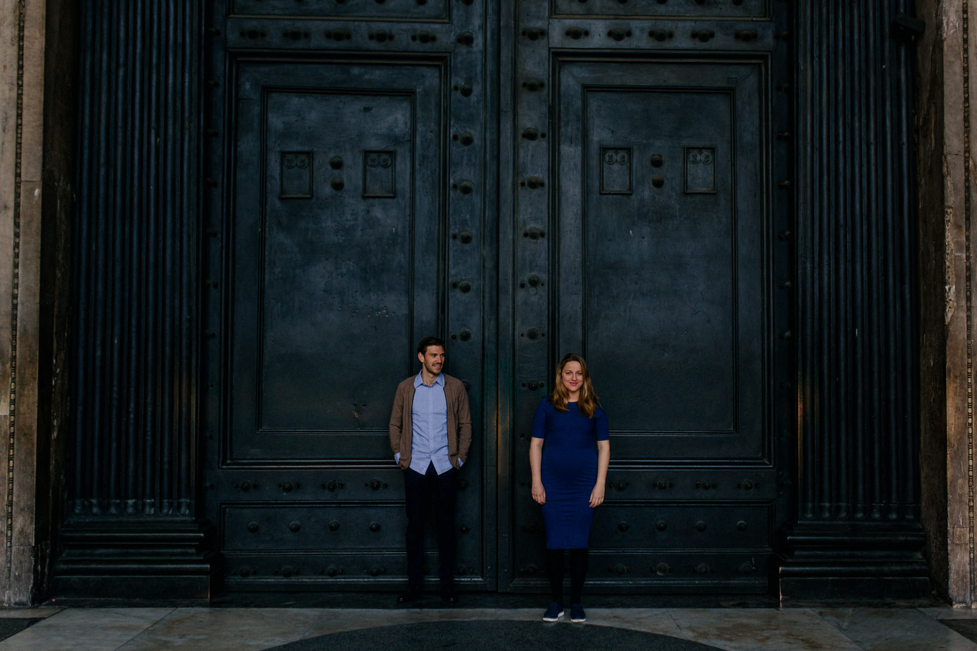 engagement shoot rome- couple photos-city trip-maternity photos-wedding photographer italy-intimate portraits-pantheon morning empty