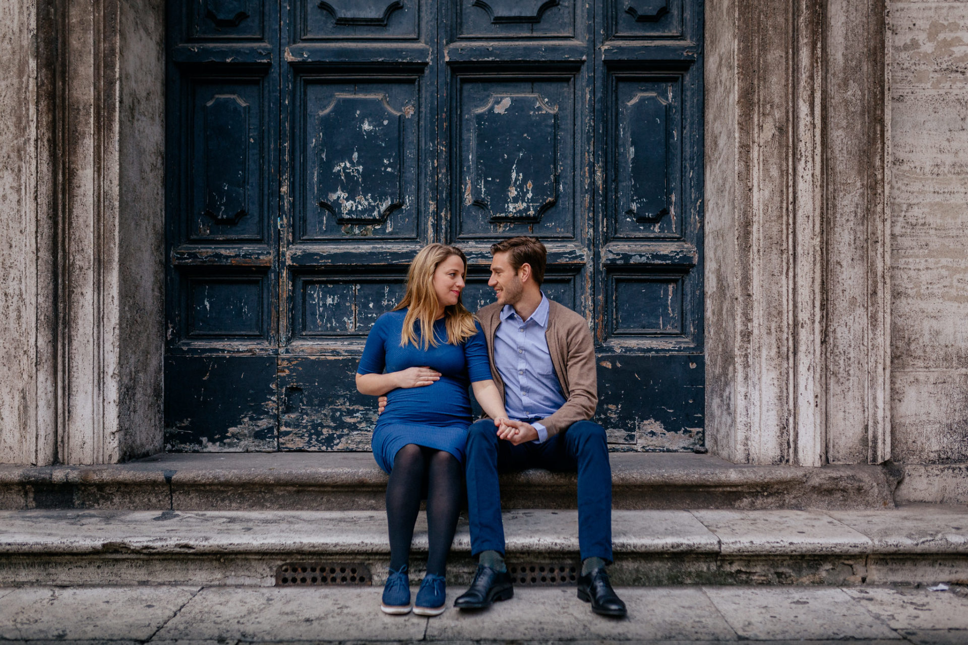 engagement shoot rome- couple photos-city trip-maternity photos-wedding photographer italy-intimate portraits-old church doors