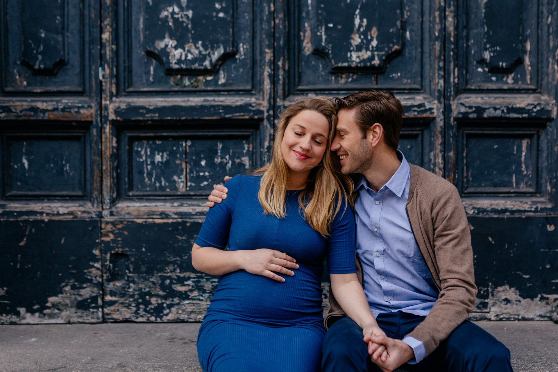 engagement shoot rome- couple photos-city trip-maternity photos-wedding photographer italy-intimate portraits-old church doors