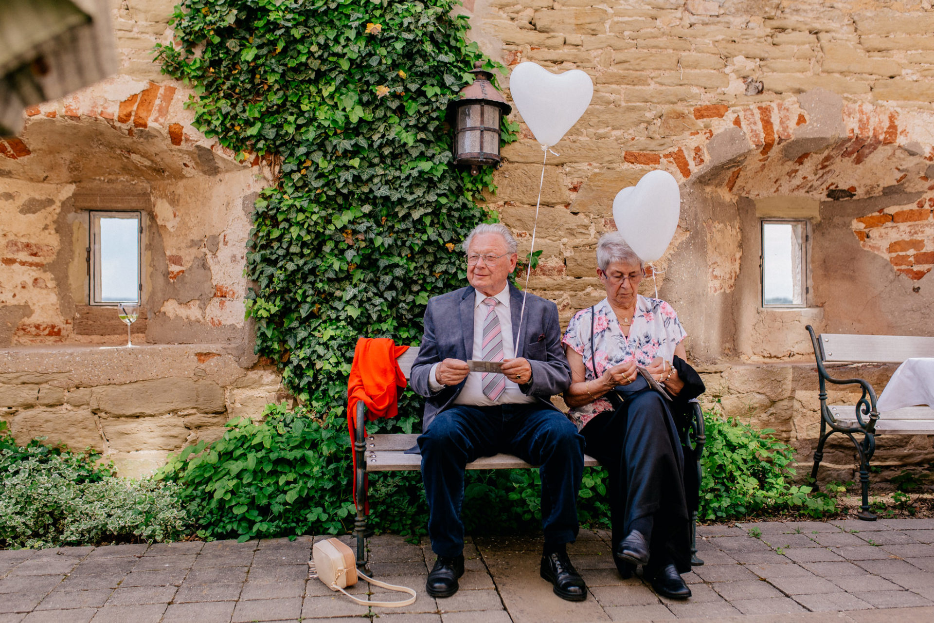 wedding photographer Stuttgart-castle wedding Stettenfels-Black forrest wedding-balloons