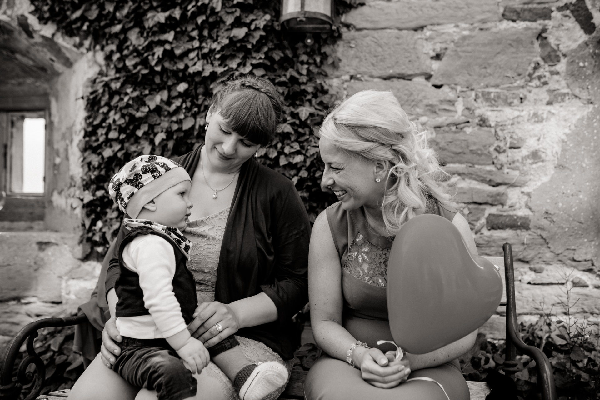 wedding photographer Stuttgart-castle wedding Stettenfels-Black forrest wedding-balloons