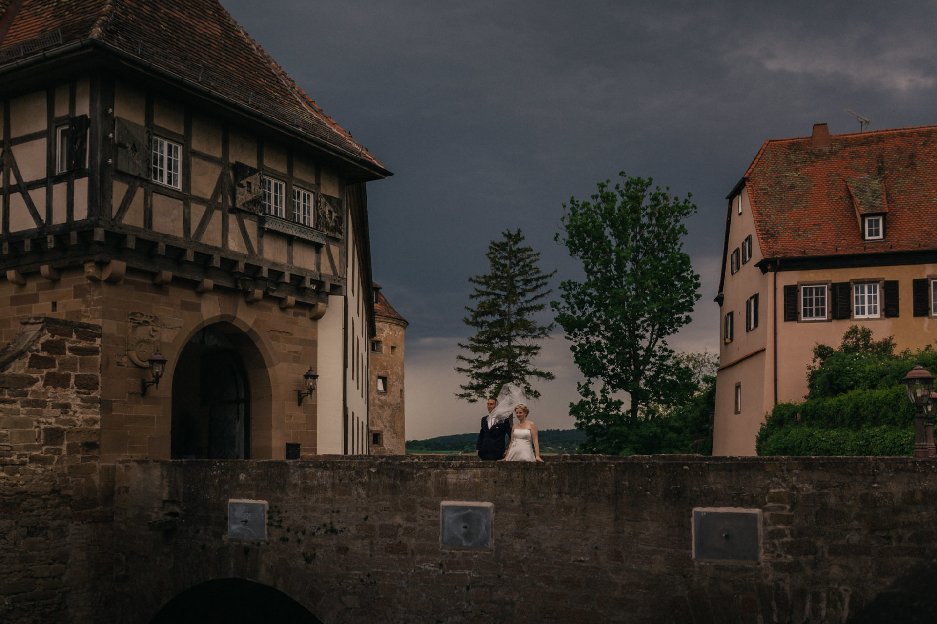 wedding photographer Stuttgart-castle wedding Stettenfels-Black forrest wedding-couple portraits Thunderstorm