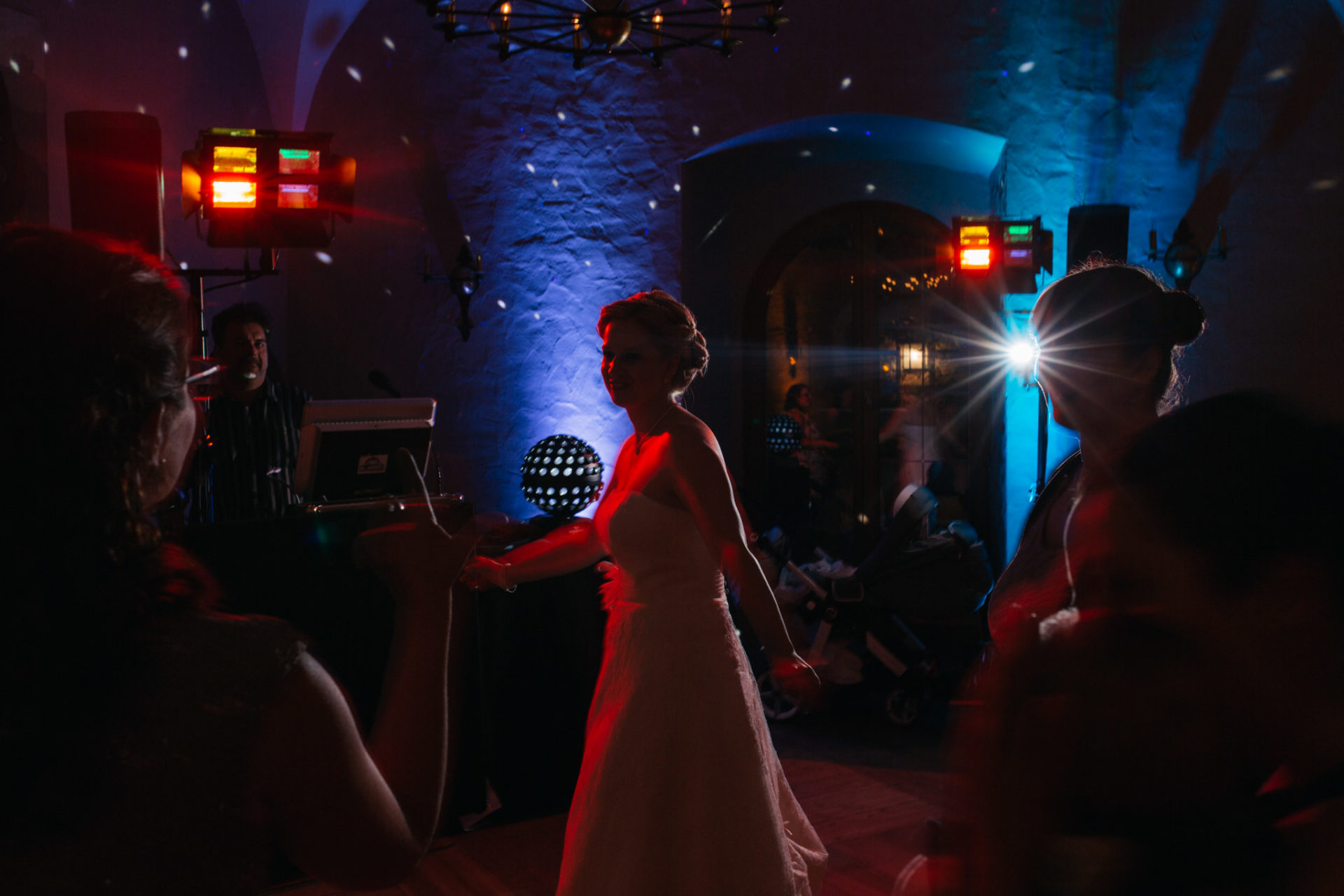 wedding photographer Stuttgart-castle wedding Stettenfels-Black forrest wedding-wedding dance