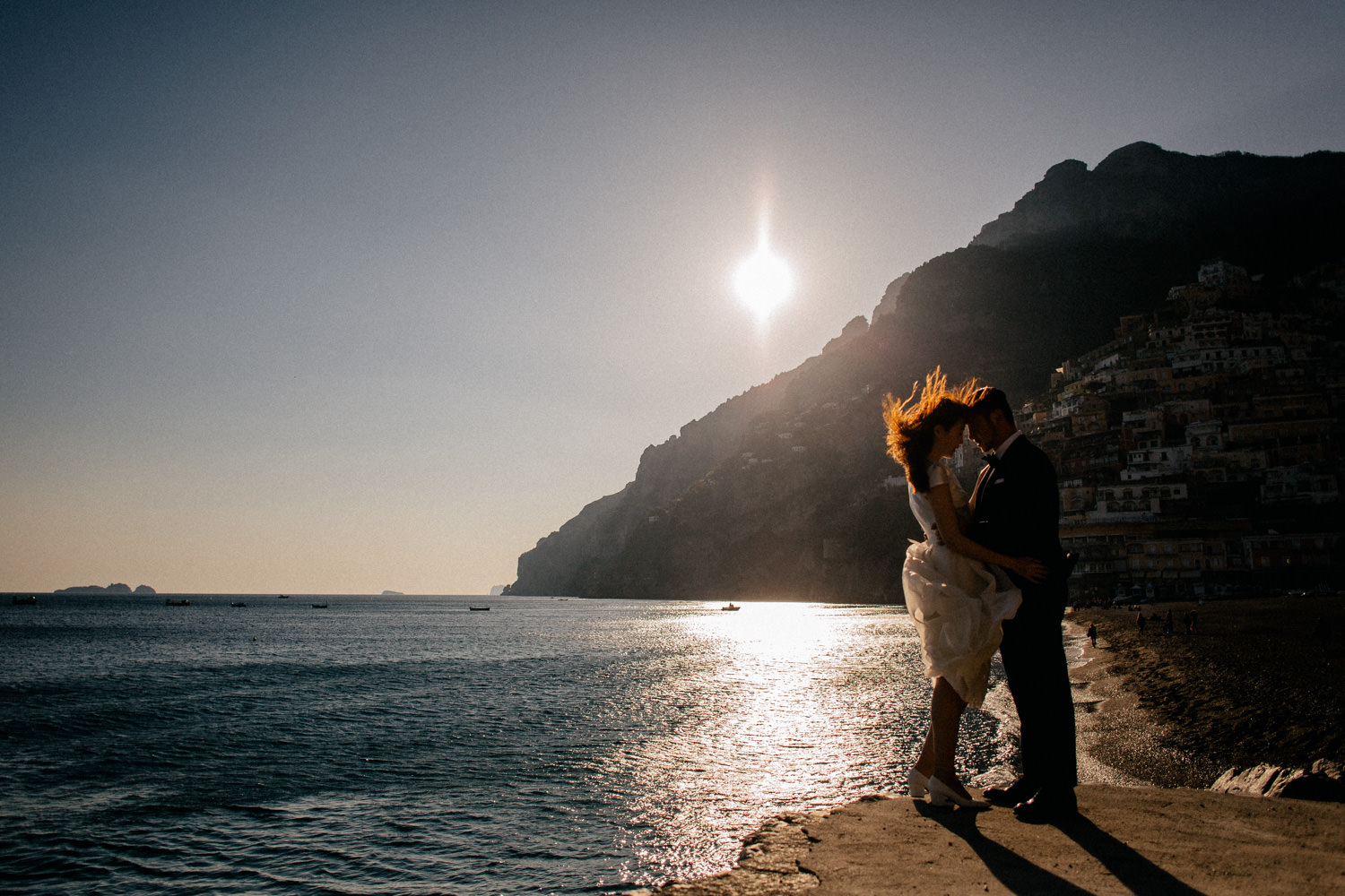 Hochzeitsfotograf Amalfi Küste-Flitterwochen Italien-Paarfotos-Brautkleid fliegt im Wind