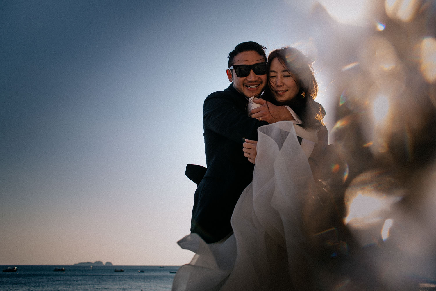 Hochzeitsfotograf Amalfi Küste-Flitterwochen Italien-Paarfotos-Brautkleid fliegt im Wind