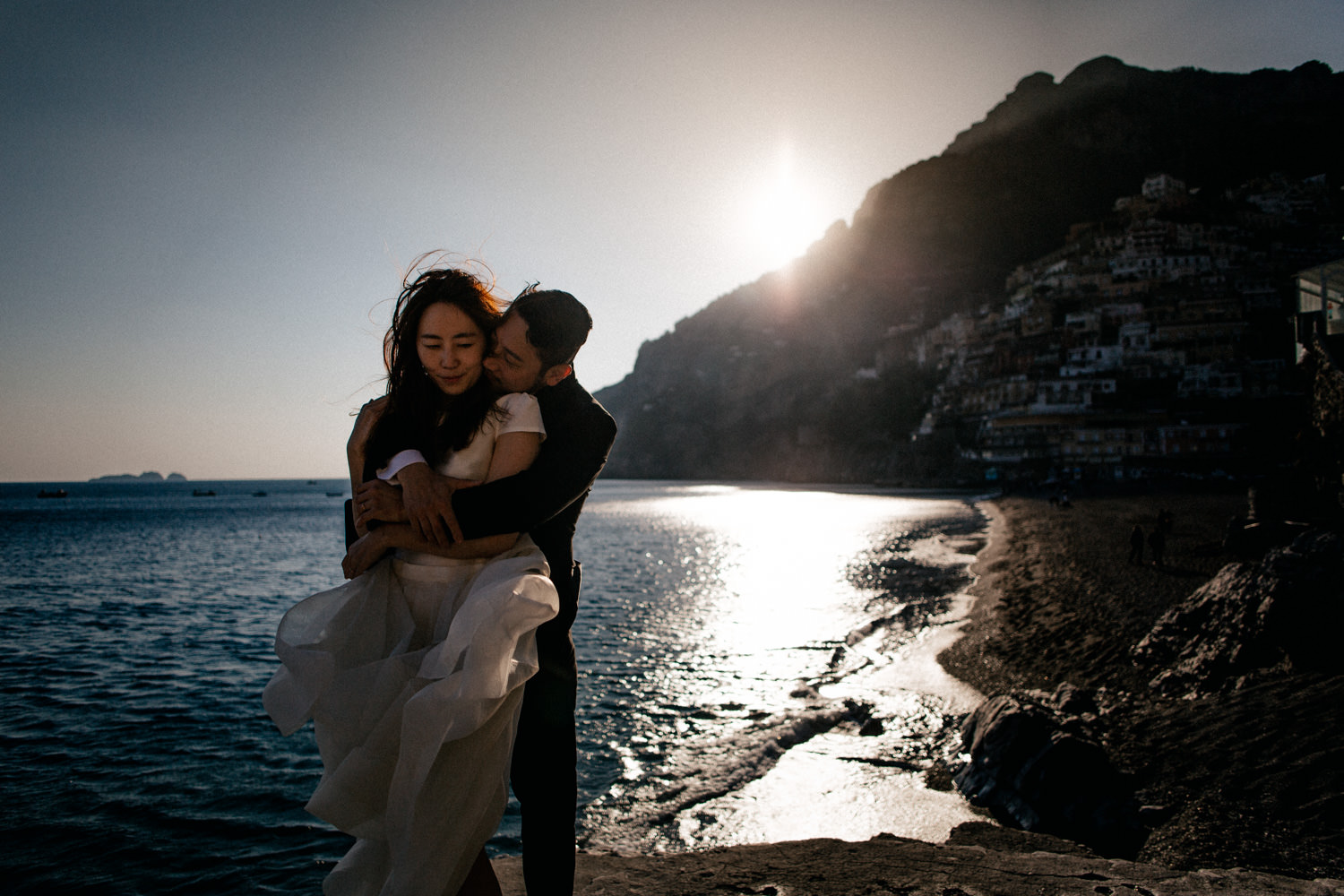 Hochzeitsfotograf Amalfi Küste-Flitterwochen Italien-Paarfotos-Brautkleid fliegt im Wind