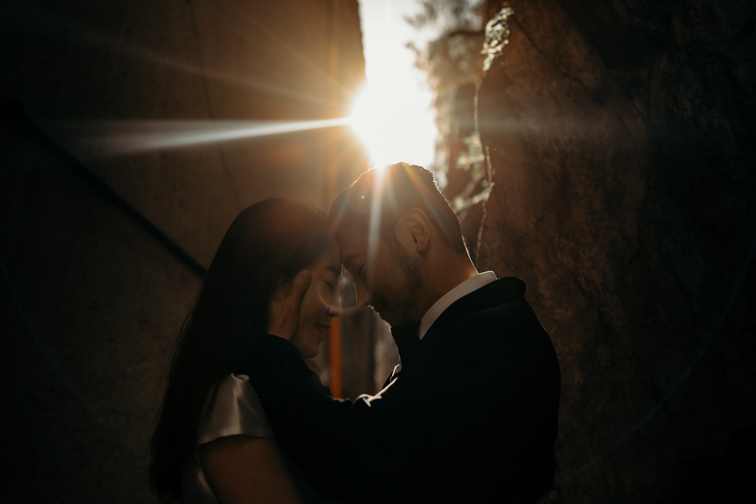 Hochzeitsfotograf Amalfi Küste-Positano Stadtspaziergang-Paarfoto Lense Flare